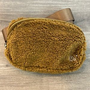 Lululemon Everywhere Belt Bag *Fleece